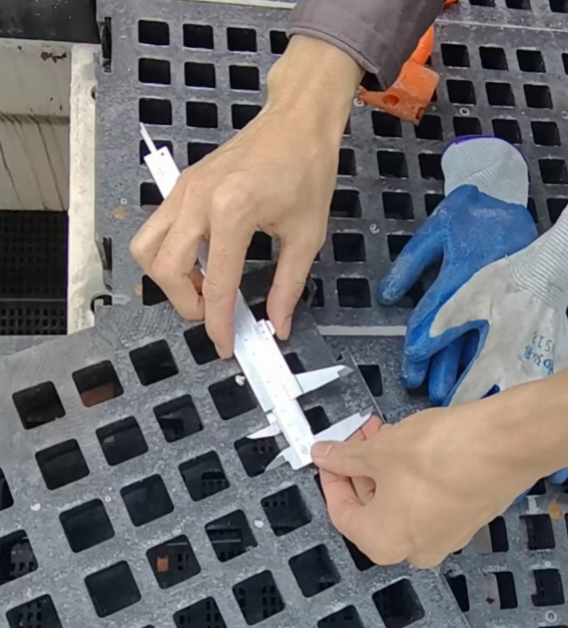 矿山筛筛网安装25104